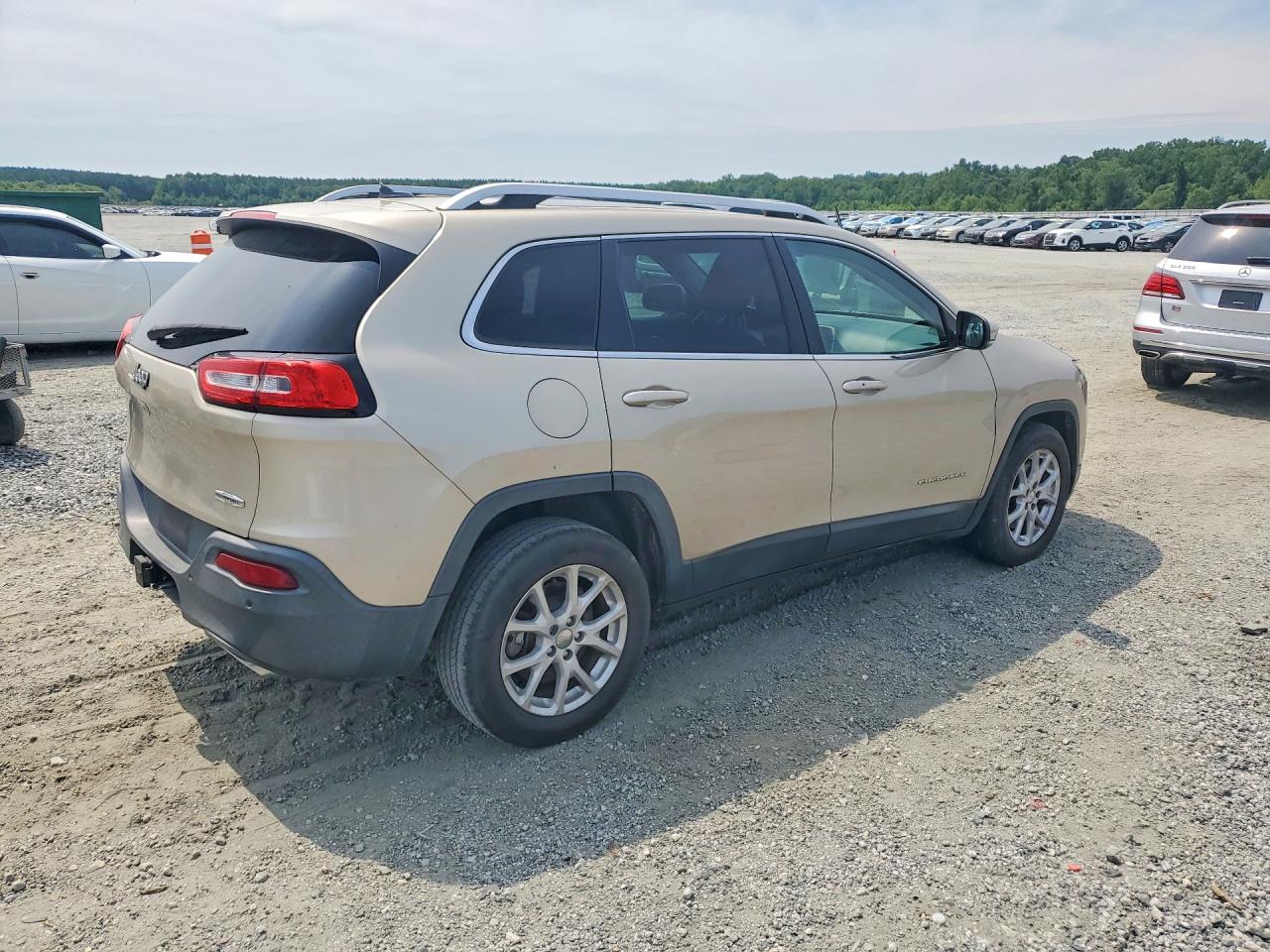 2015 Jeep Cherokee Latitude Beige vin: 1C4PJLCS1FW656627