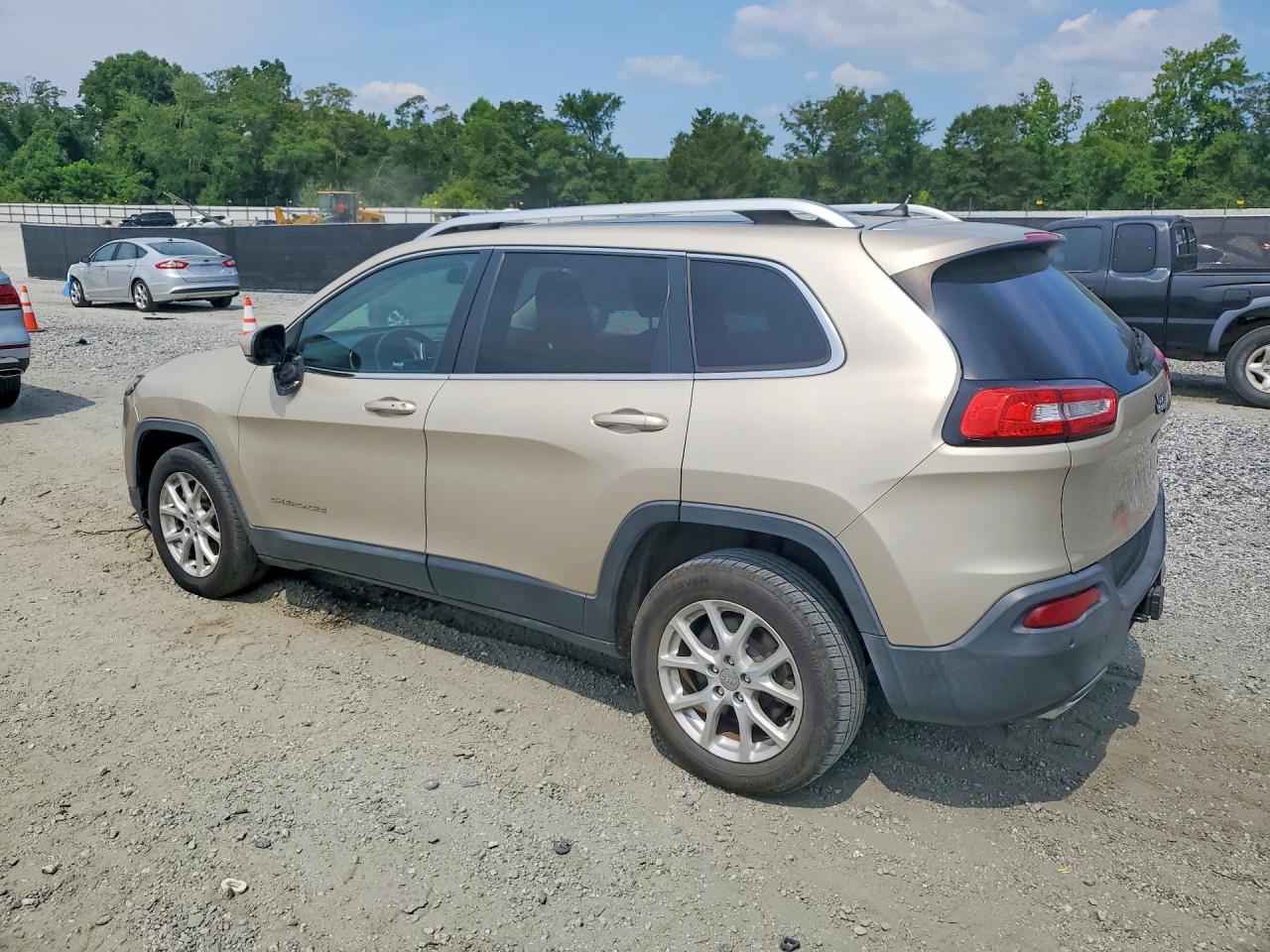 2015 Jeep Cherokee Latitude Beige vin: 1C4PJLCS1FW656627