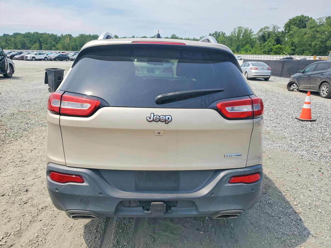 2015 Jeep Cherokee Latitude Beige vin: 1C4PJLCS1FW656627