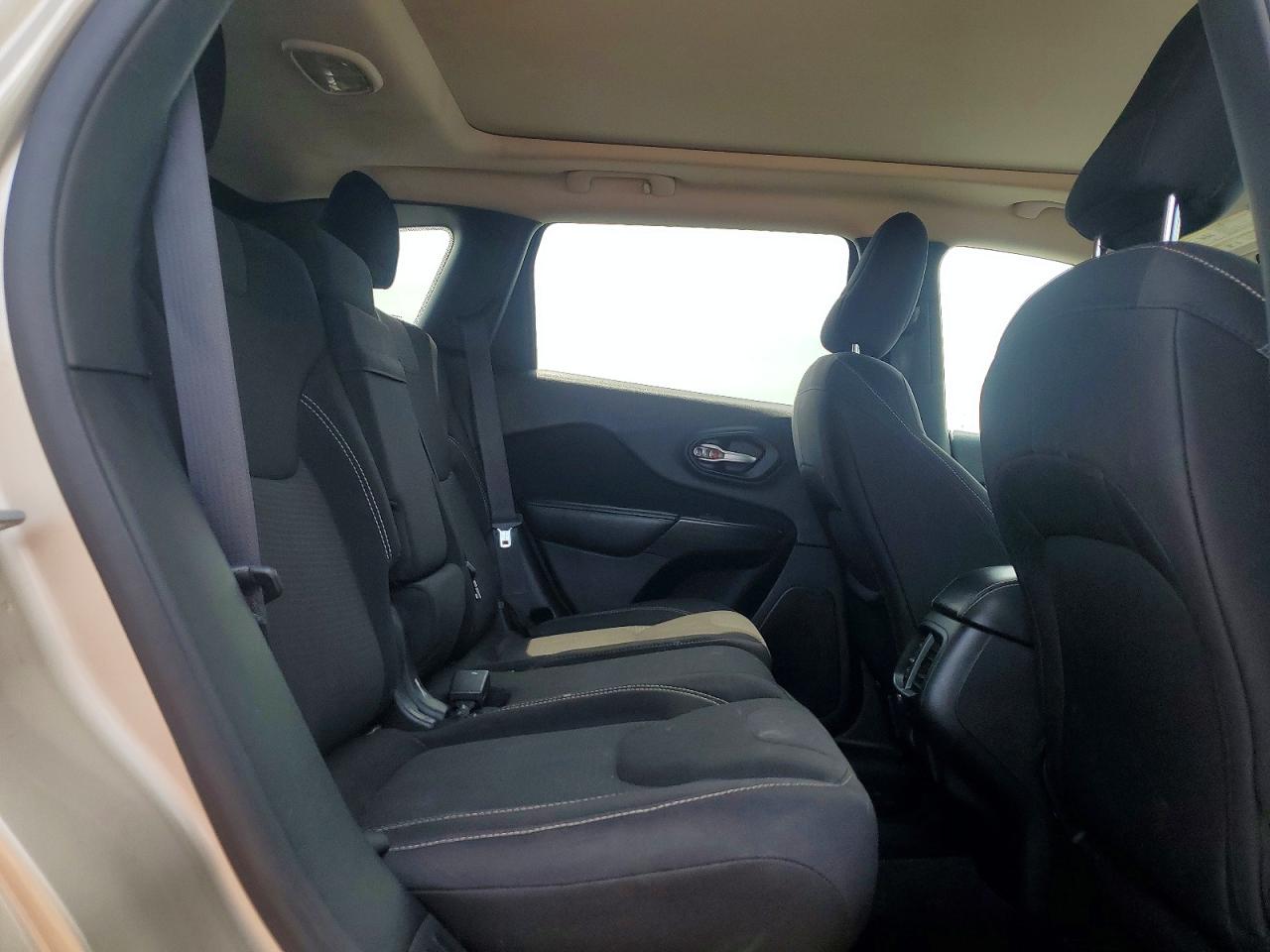 2015 Jeep Cherokee Latitude Beige vin: 1C4PJLCS1FW656627