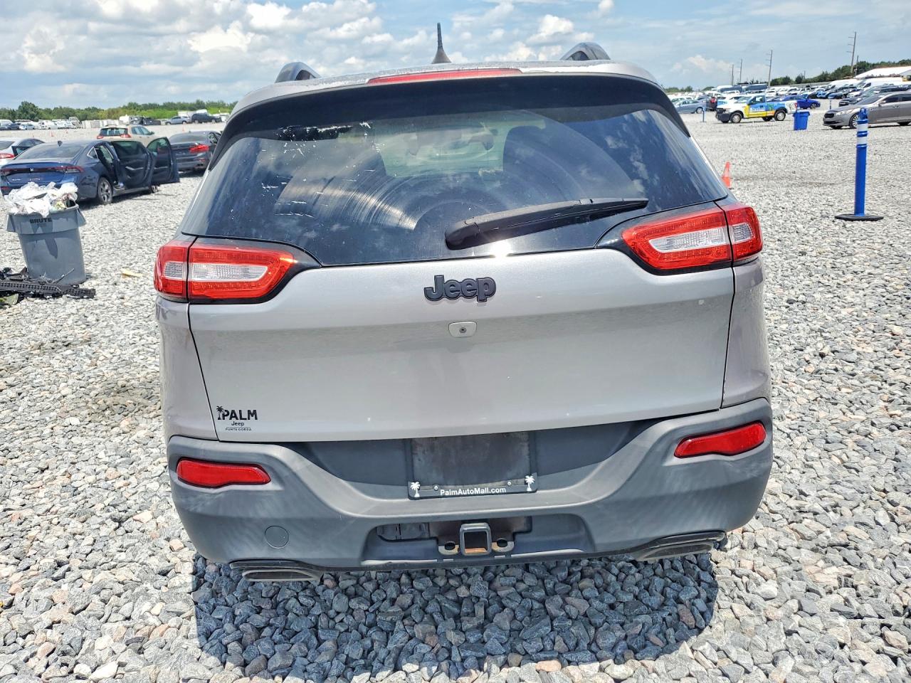 2015 Jeep Cherokee Latitude Silver vin: 1C4PJLCS1FW781188