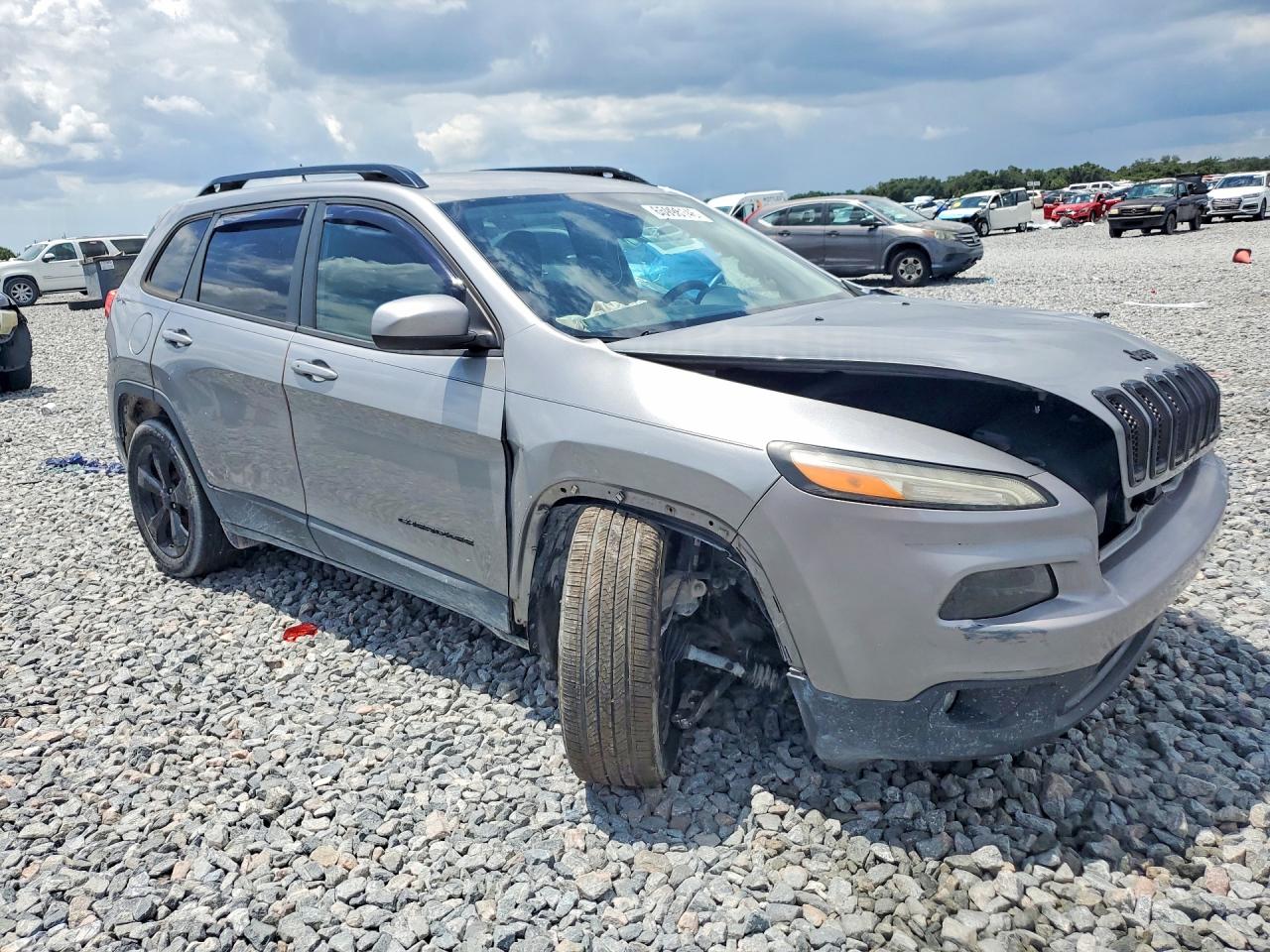 2015 Jeep Cherokee Latitude Silver vin: 1C4PJLCS1FW781188
