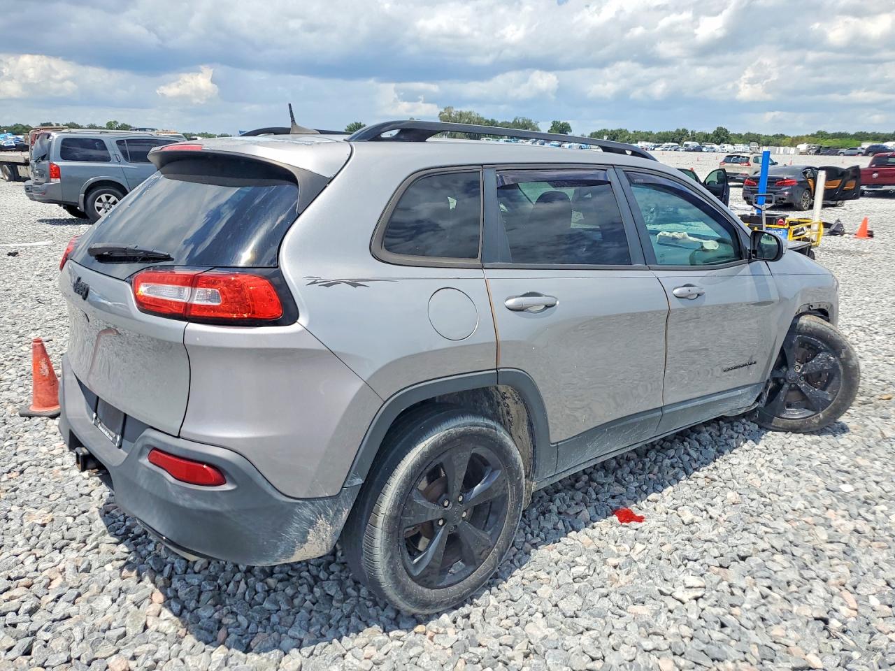 2015 Jeep Cherokee Latitude Silver vin: 1C4PJLCS1FW781188