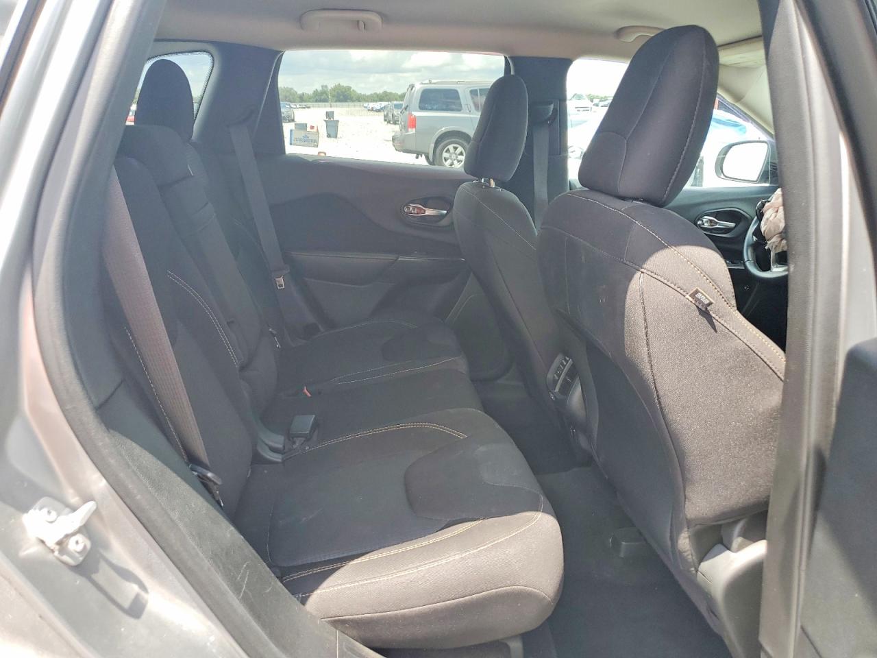 2015 Jeep Cherokee Latitude Silver vin: 1C4PJLCS1FW781188