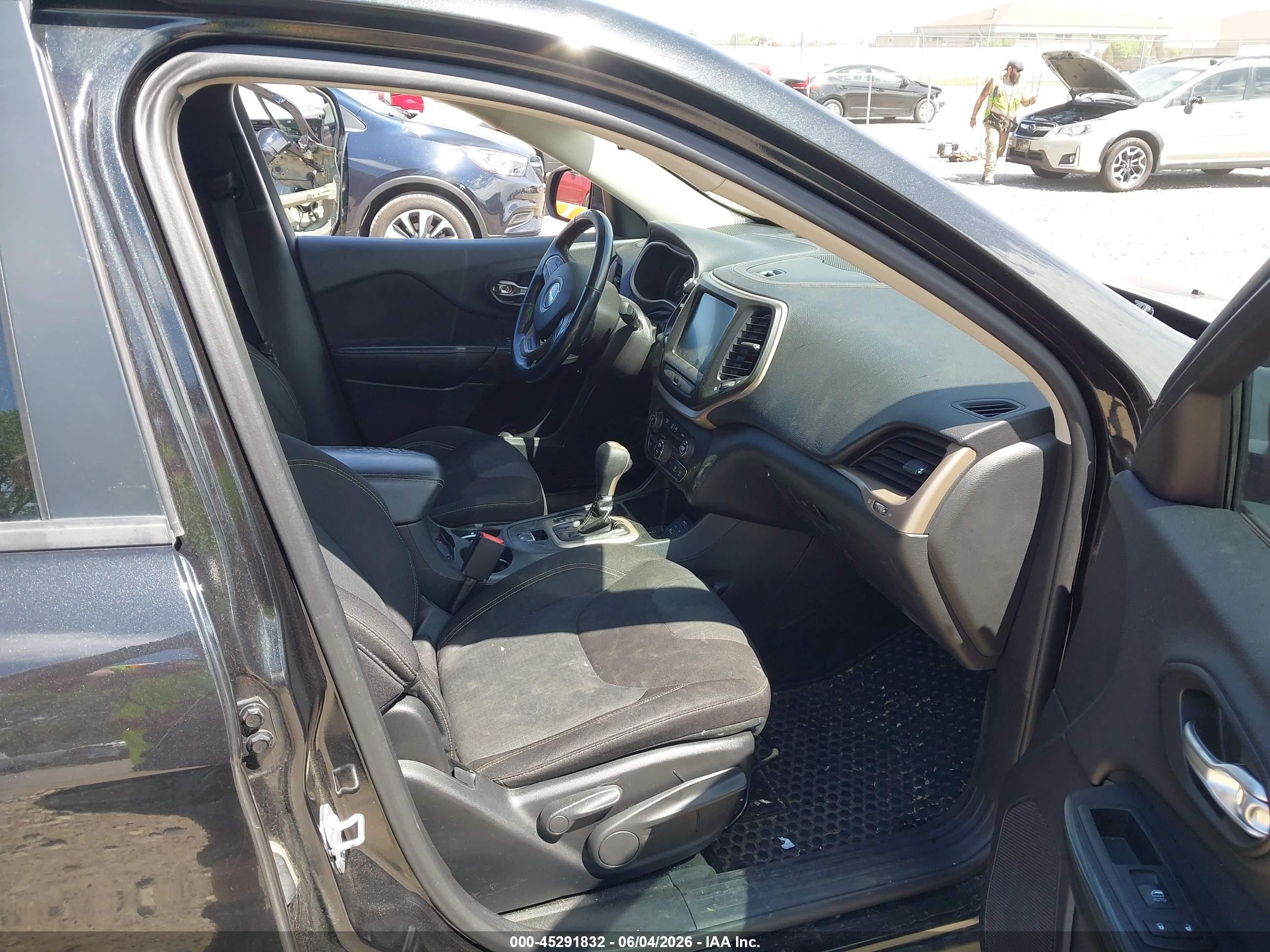 2015 Jeep Cherokee Latitude Черный vin: 1C4PJLCS1FW791381
