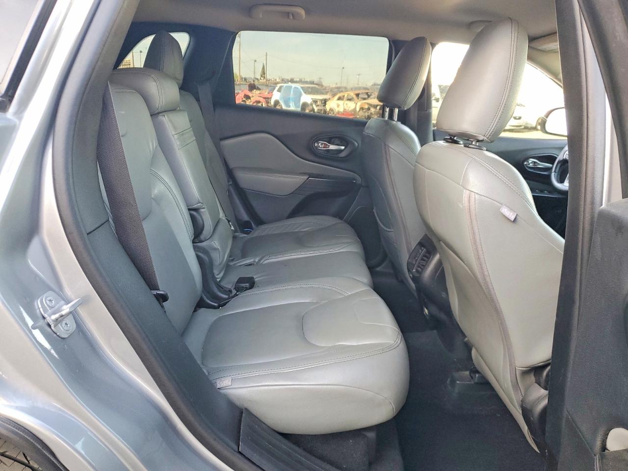 2014 Jeep Cherokee Latitude Silver vin: 1C4PJLCS2EW279336