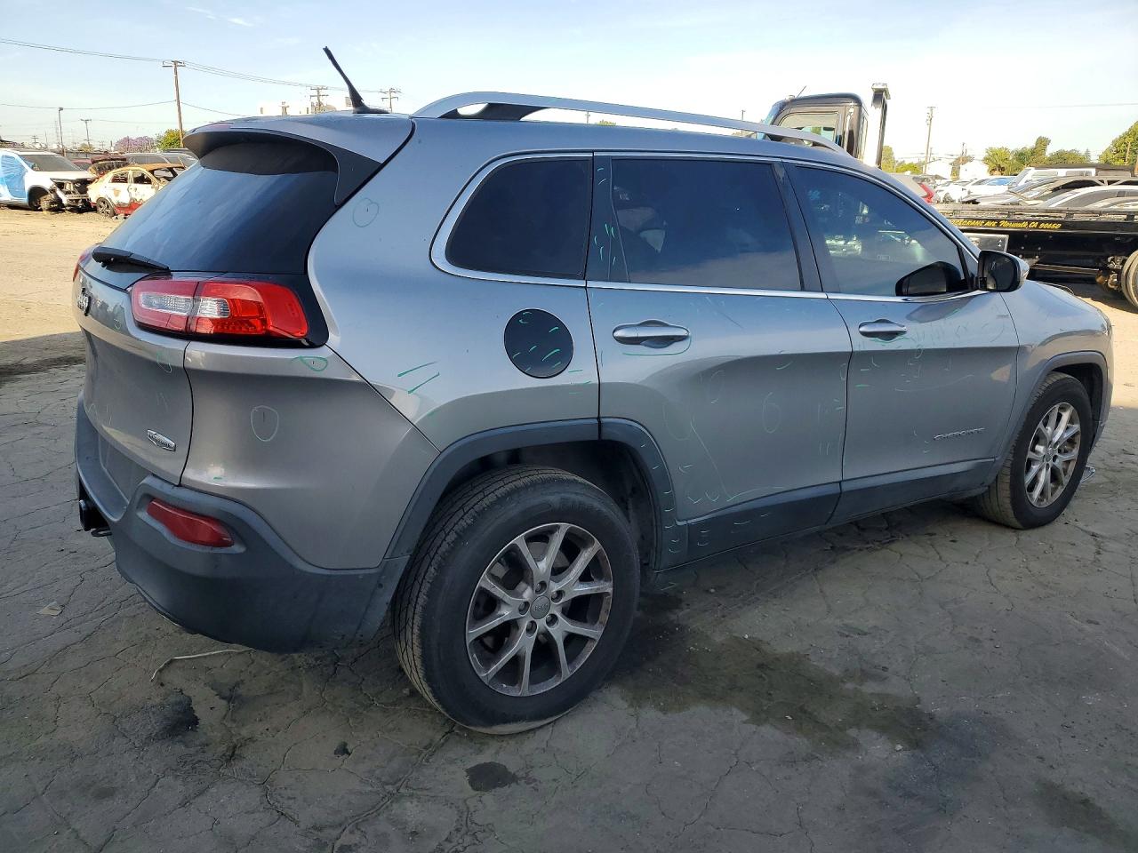 2014 Jeep Cherokee Latitude Silver vin: 1C4PJLCS2EW279336