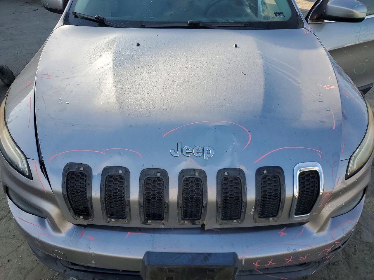 2014 Jeep Cherokee Latitude Silver vin: 1C4PJLCS2EW279336