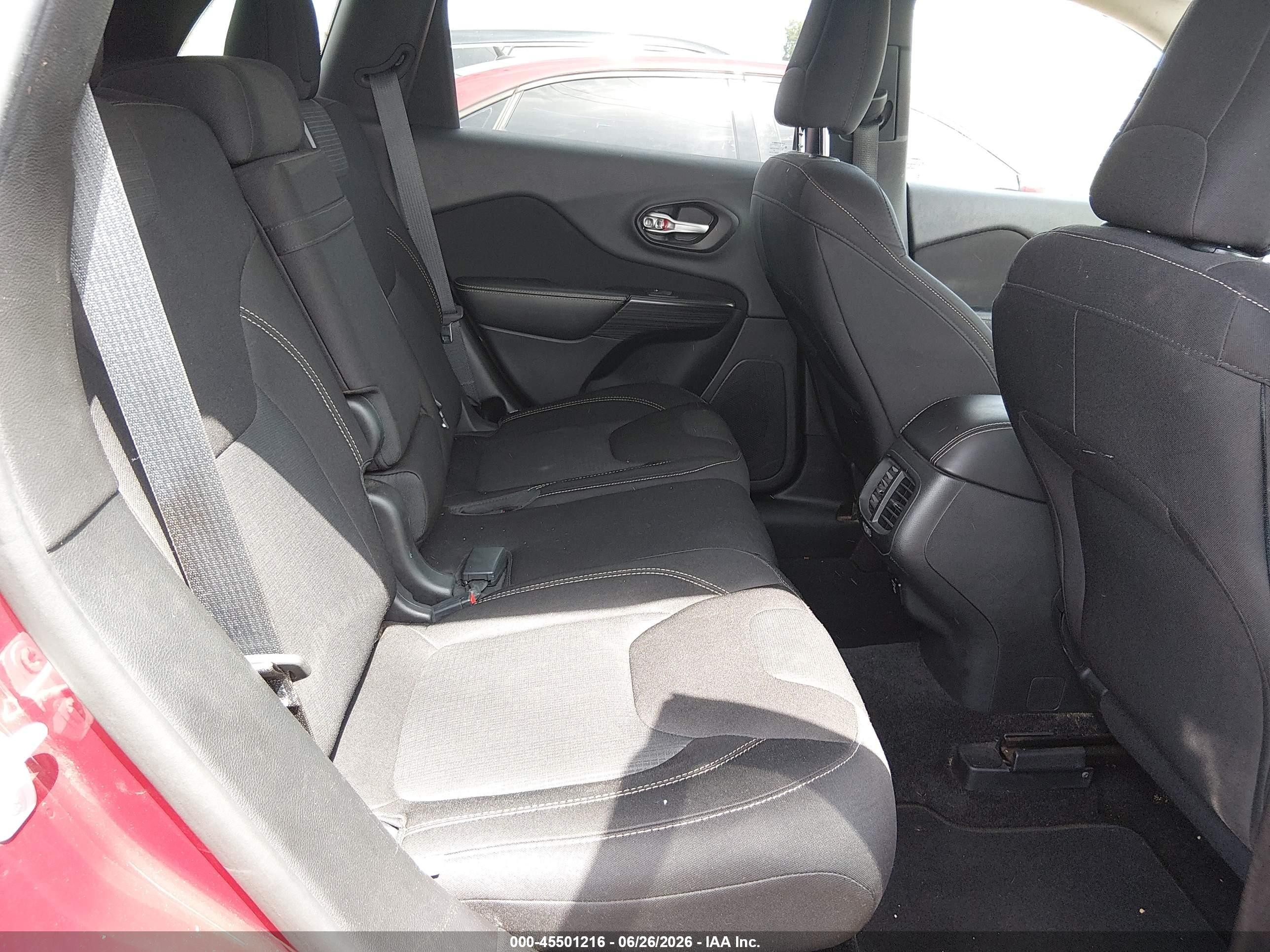 2015 Jeep Cherokee Latitude Burgundy vin: 1C4PJLCS2FW661089