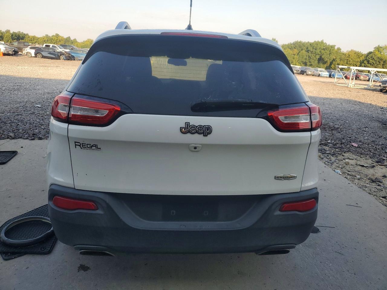 2015 Jeep Cherokee Latitude White vin: 1C4PJLCS2FW721890