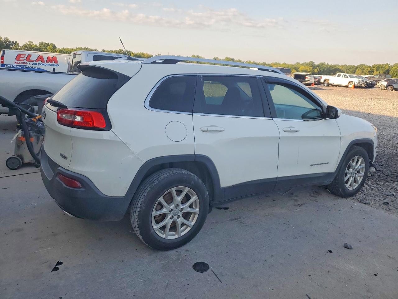 2015 Jeep Cherokee Latitude White vin: 1C4PJLCS2FW721890