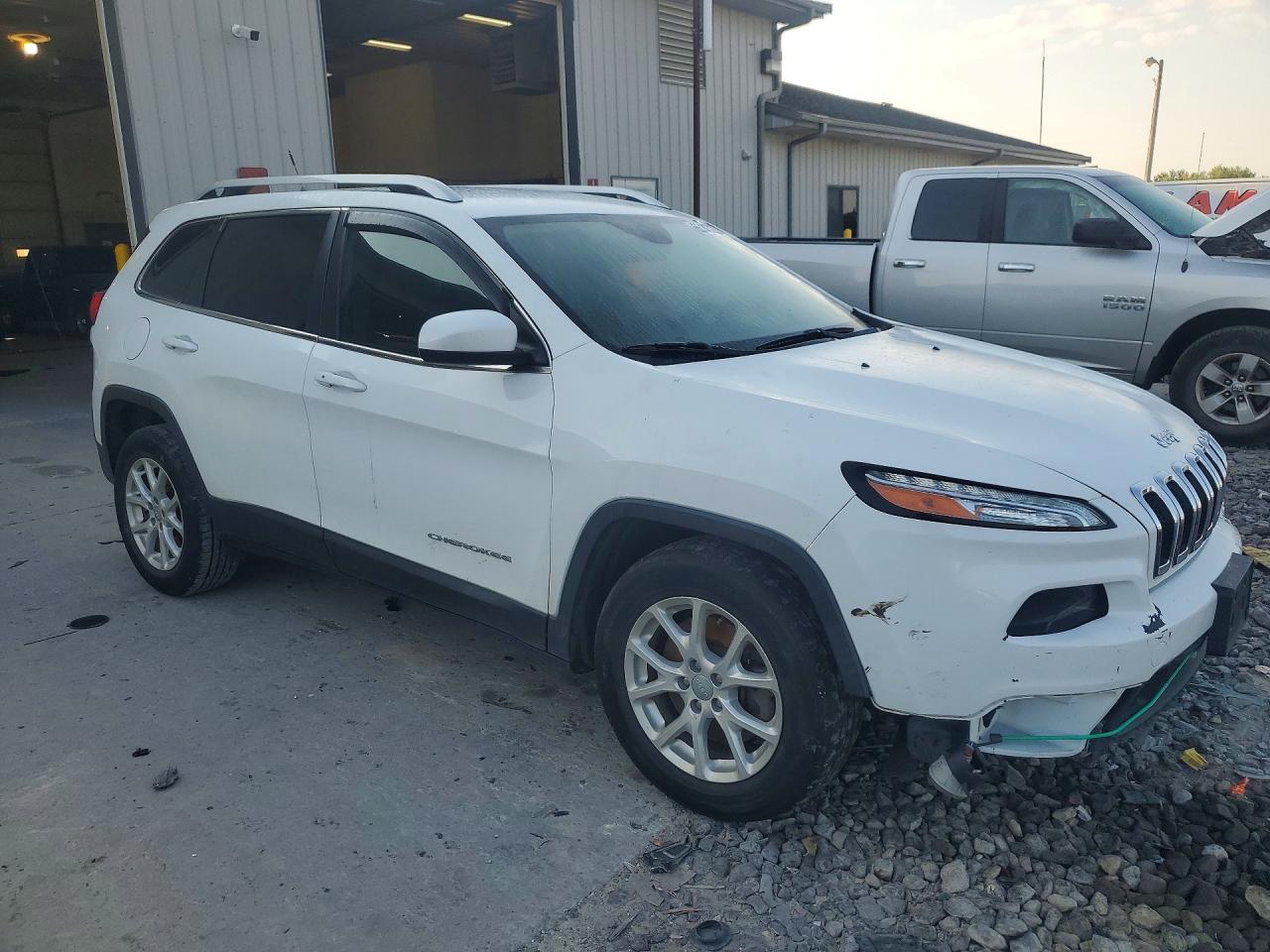 2015 Jeep Cherokee Latitude White vin: 1C4PJLCS2FW721890