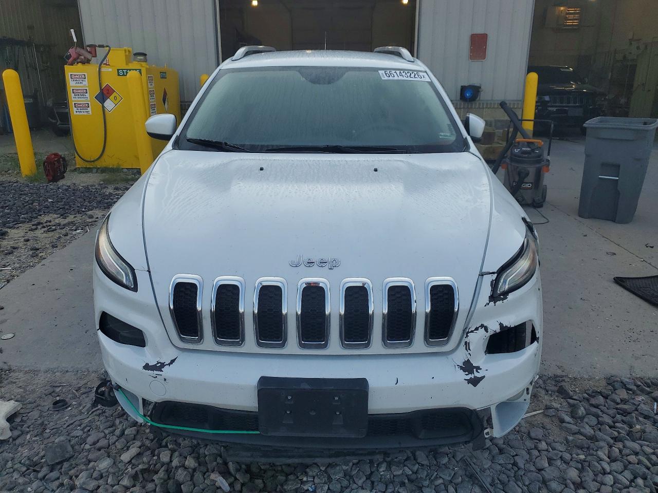 2015 Jeep Cherokee Latitude White vin: 1C4PJLCS2FW721890