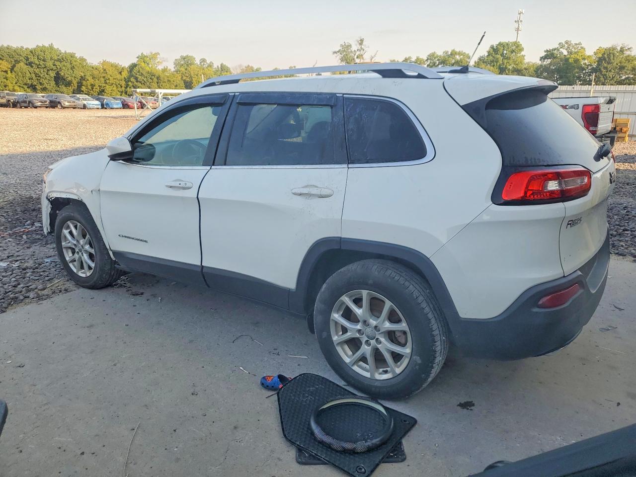 2015 Jeep Cherokee Latitude White vin: 1C4PJLCS2FW721890