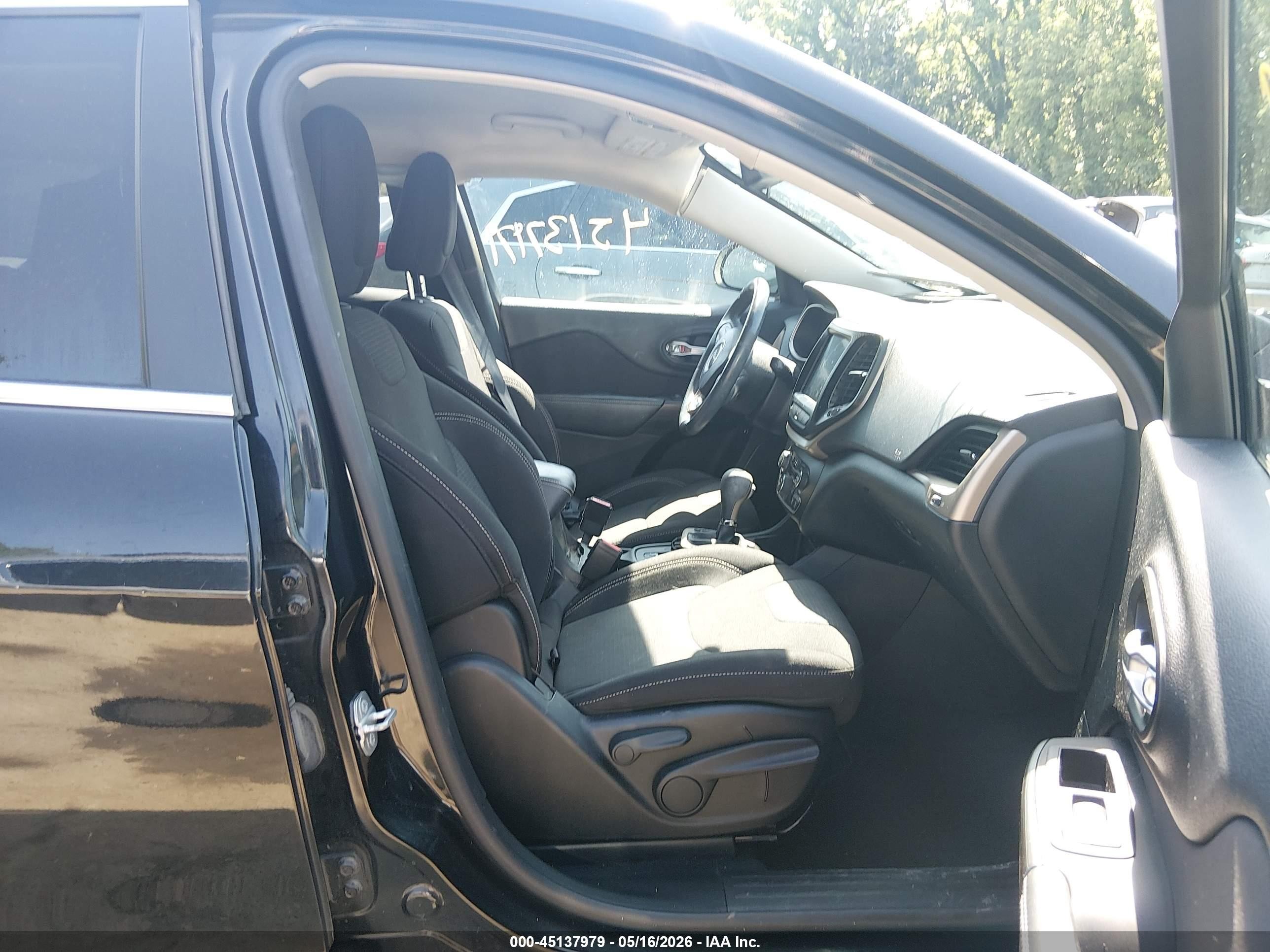 2015 Jeep Cherokee Latitude Black vin: 1C4PJLCS3FW525666