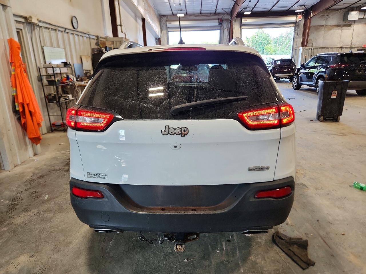 2015 Jeep Cherokee Latitude Белый vin: 1C4PJLCS3FW616713