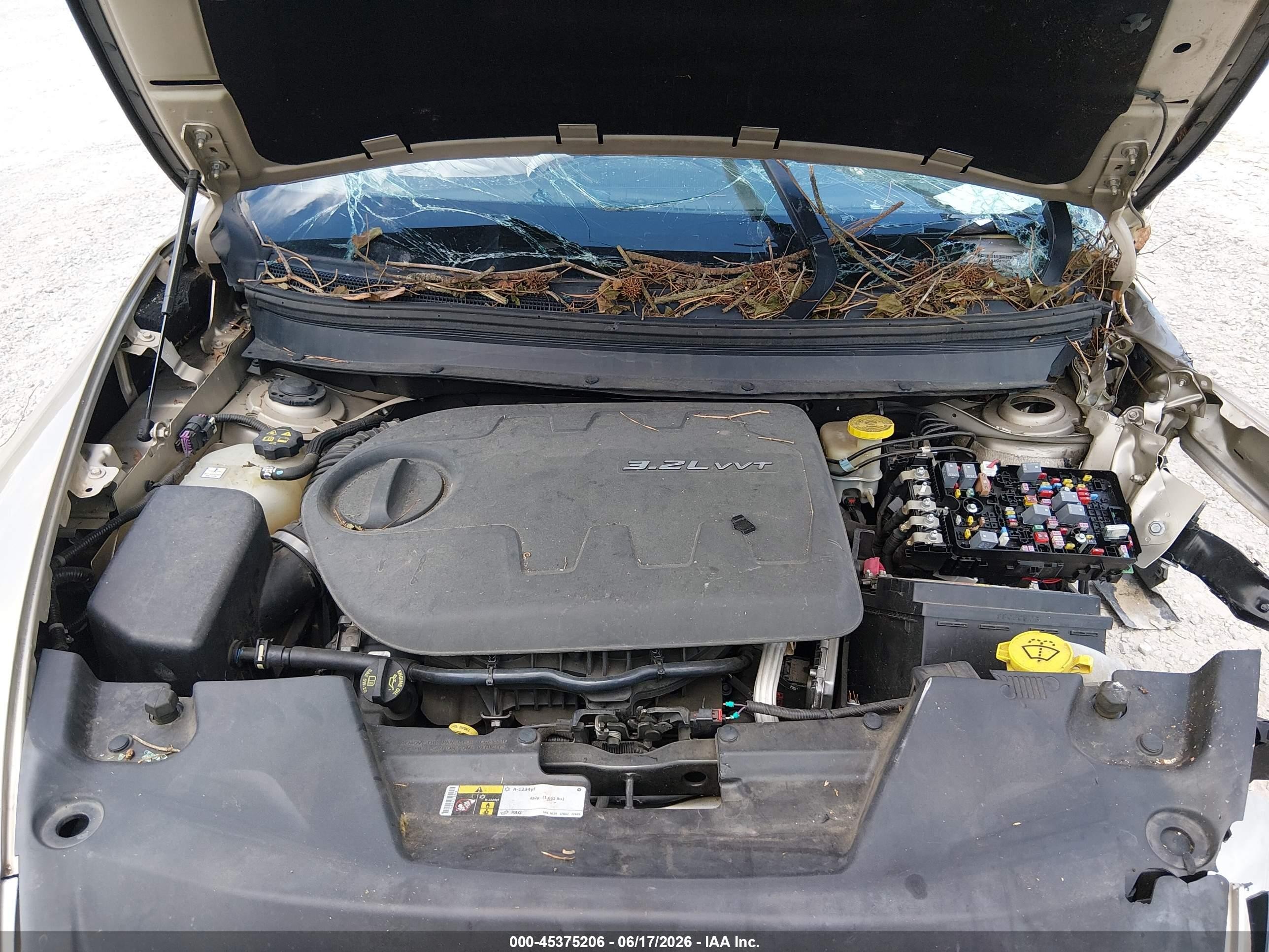 2014 Jeep Cherokee Latitude Gold vin: 1C4PJLCS4EW297353