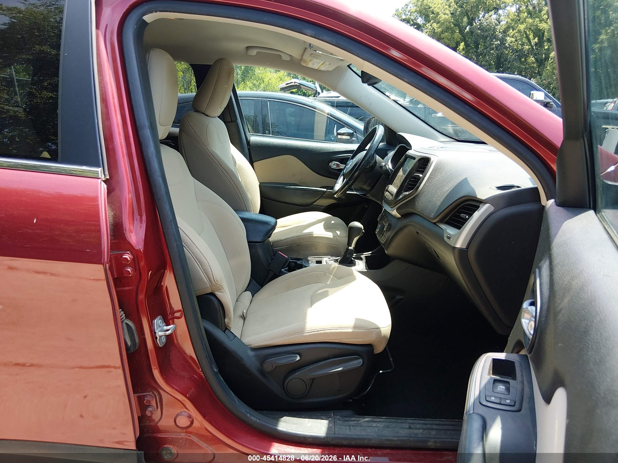 2015 Jeep Cherokee Latitude Red vin: 1C4PJLCS4FW706694