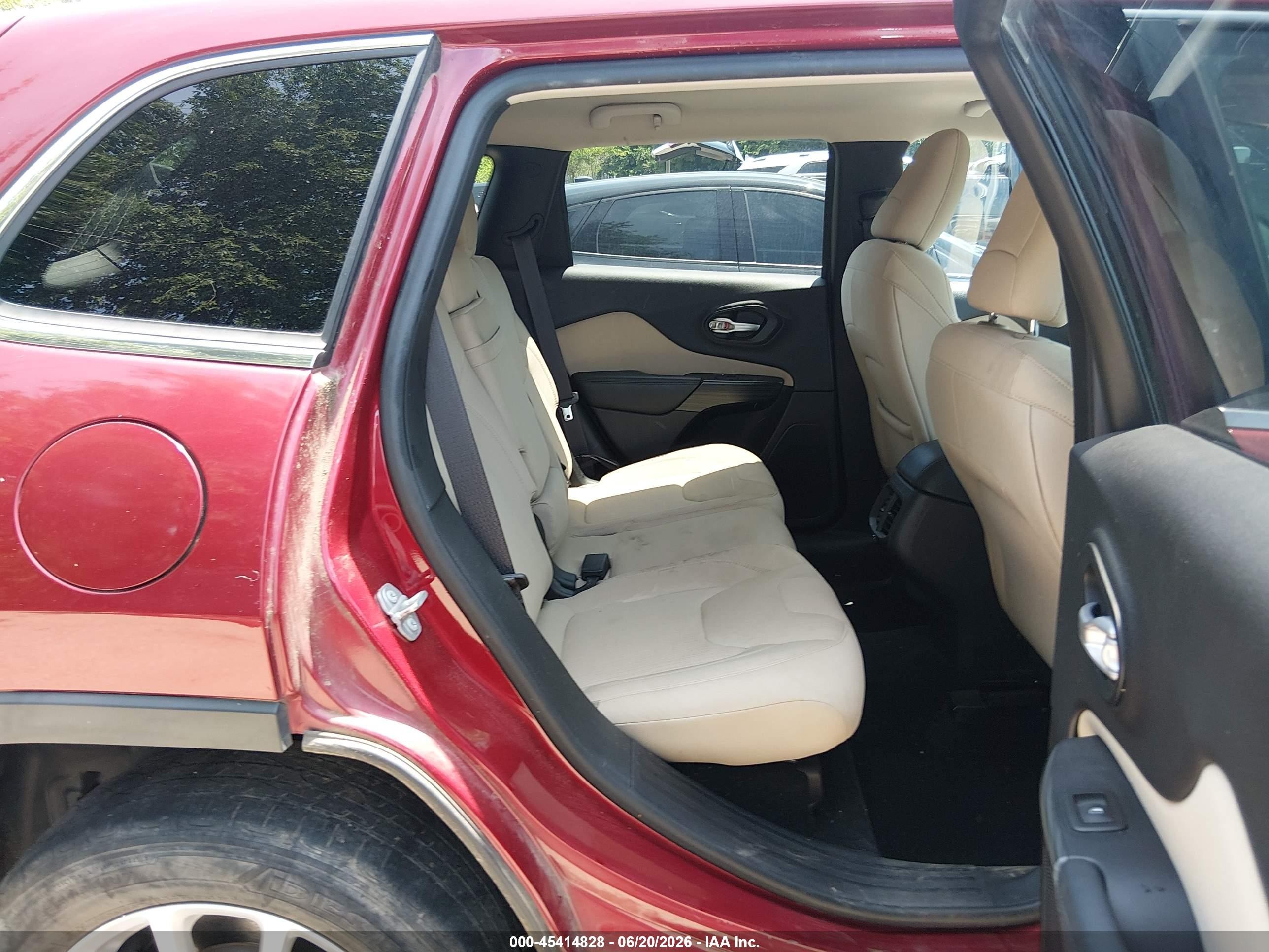 2015 Jeep Cherokee Latitude Red vin: 1C4PJLCS4FW706694