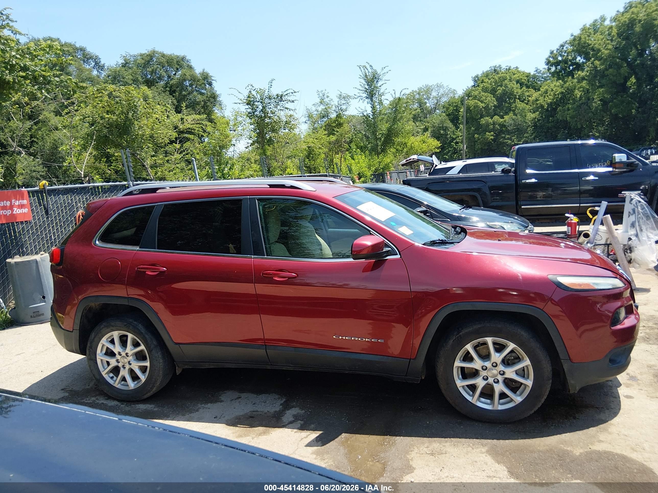 2015 Jeep Cherokee Latitude Red vin: 1C4PJLCS4FW706694