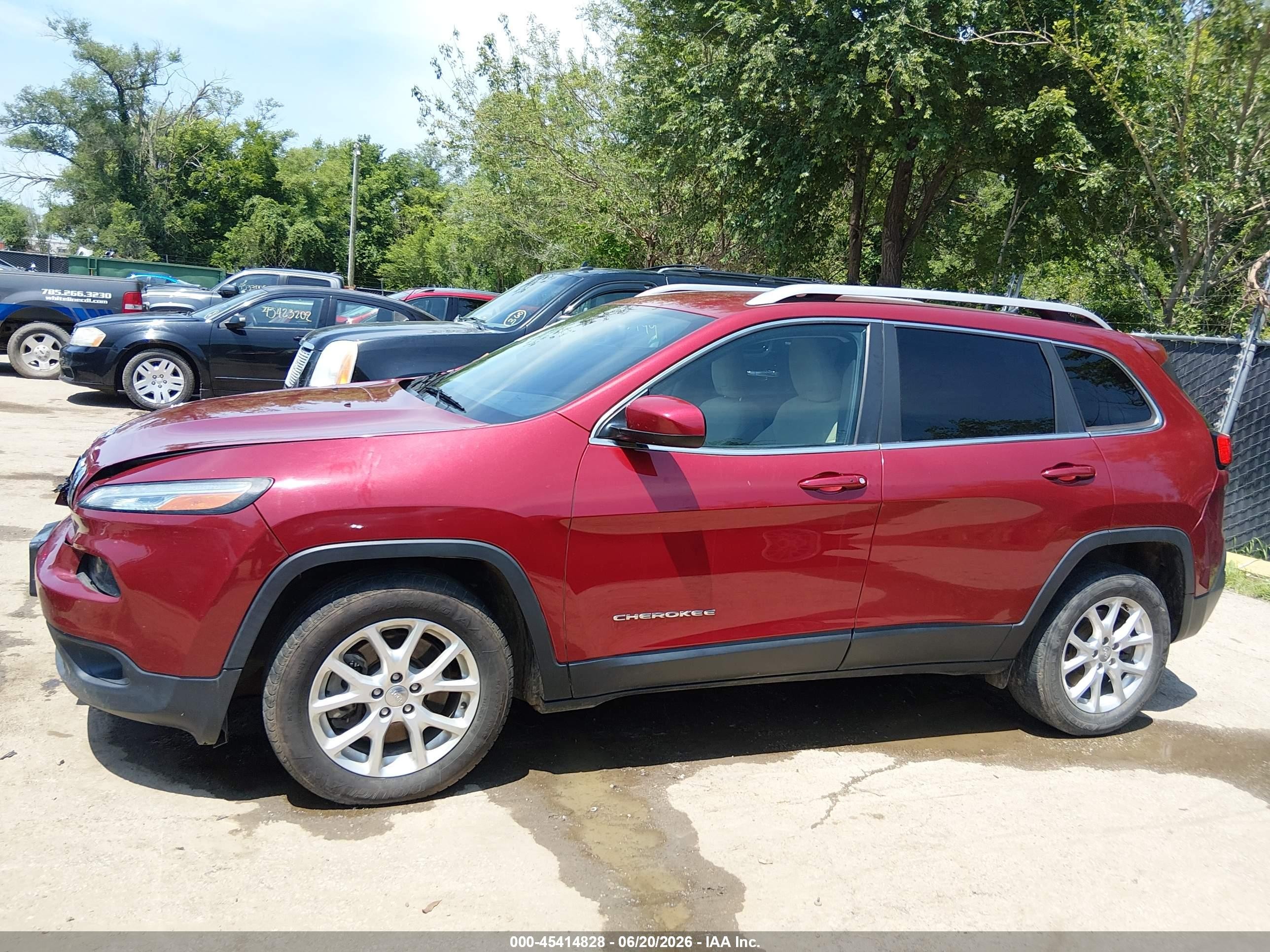 2015 Jeep Cherokee Latitude Red vin: 1C4PJLCS4FW706694