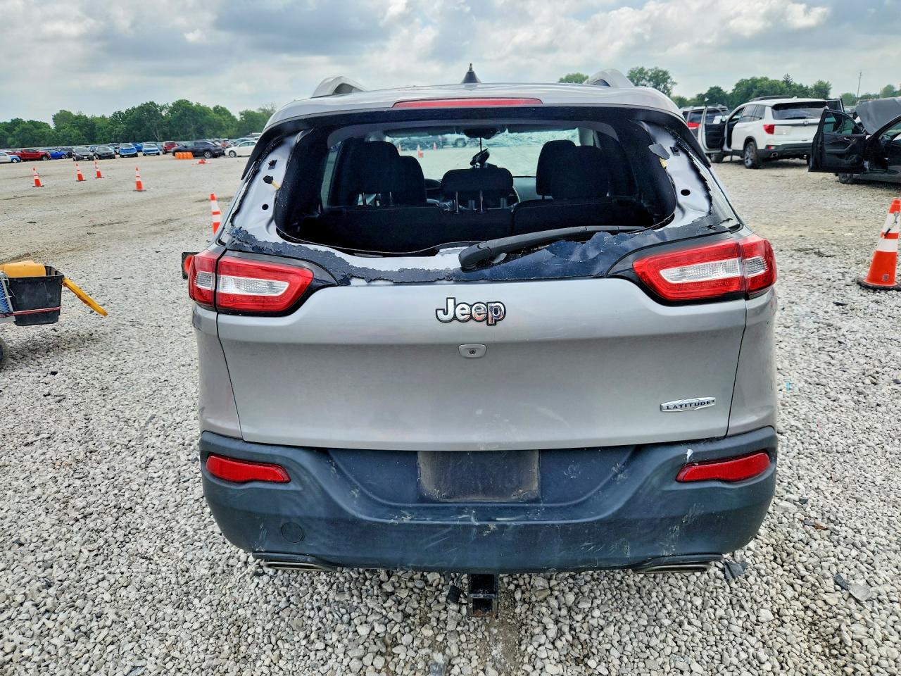 2016 Jeep Cherokee Latitude Silver vin: 1C4PJLCS4GW128226