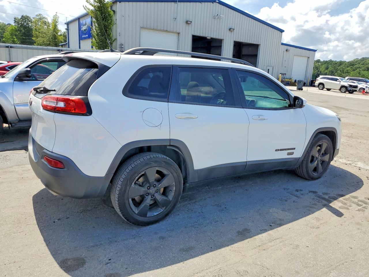 2017 Jeep Cherokee Latitude White vin: 1C4PJLCS4HW577858