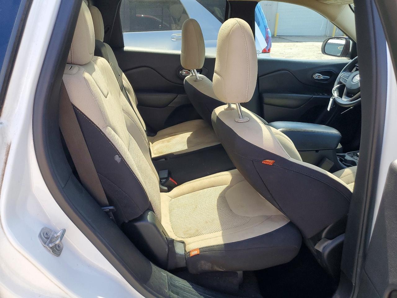 2017 Jeep Cherokee Latitude White vin: 1C4PJLCS4HW577858