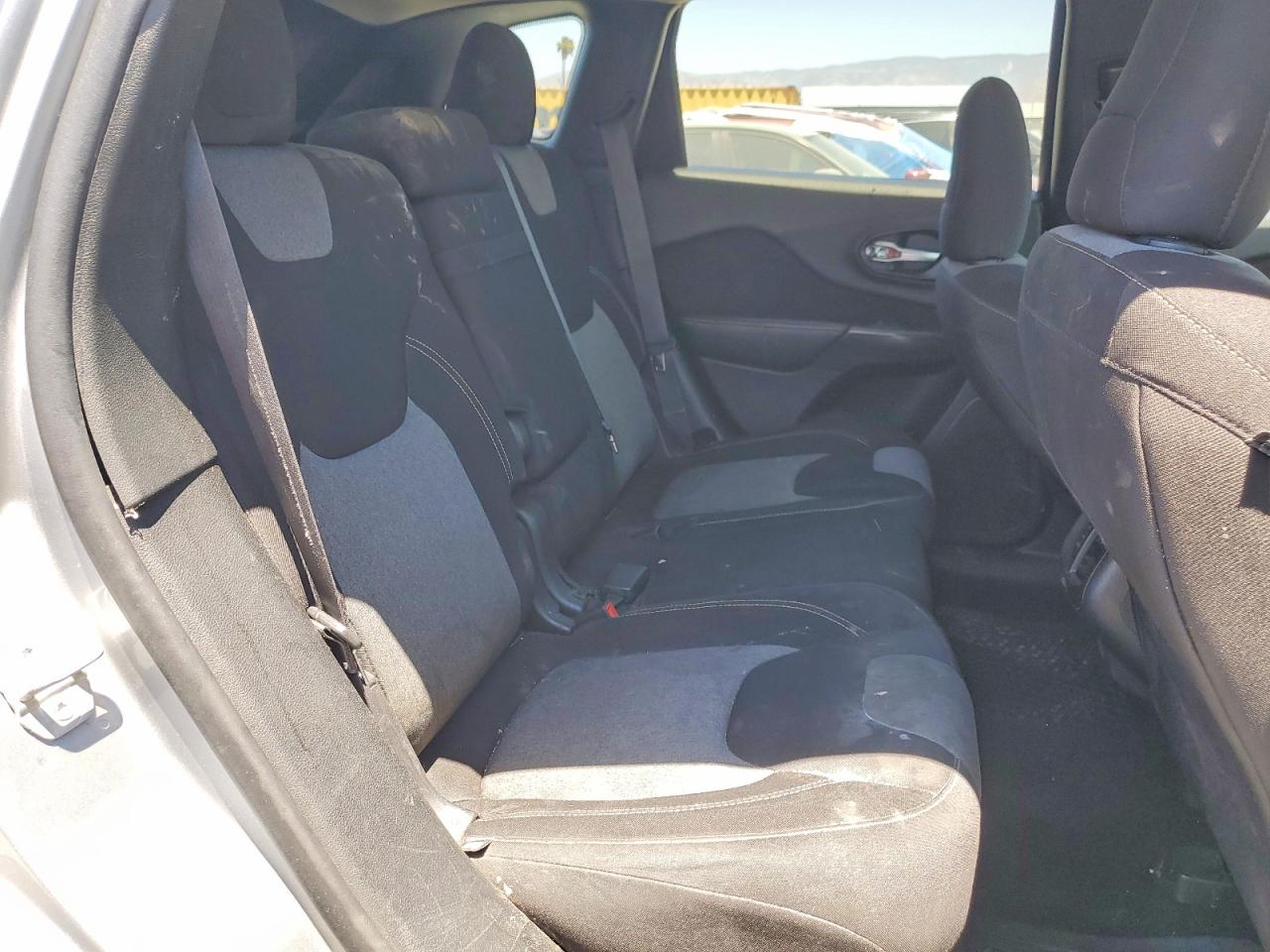 2014 Jeep Cherokee Latitude Silver vin: 1C4PJLCS5EW168926