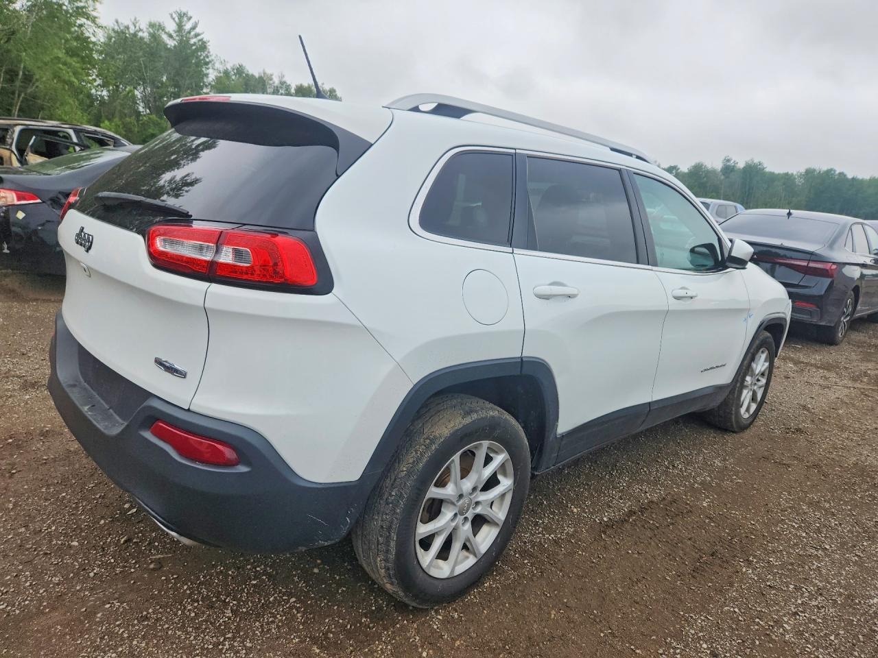 2015 Jeep Cherokee Latitude White vin: 1C4PJLCS5FW547197