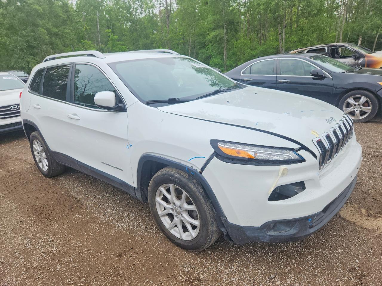 2015 Jeep Cherokee Latitude White vin: 1C4PJLCS5FW547197