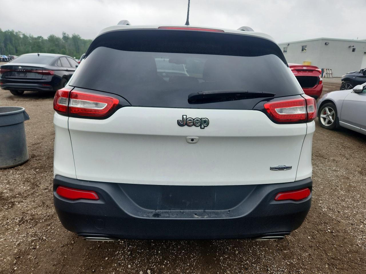 2015 Jeep Cherokee Latitude White vin: 1C4PJLCS5FW547197