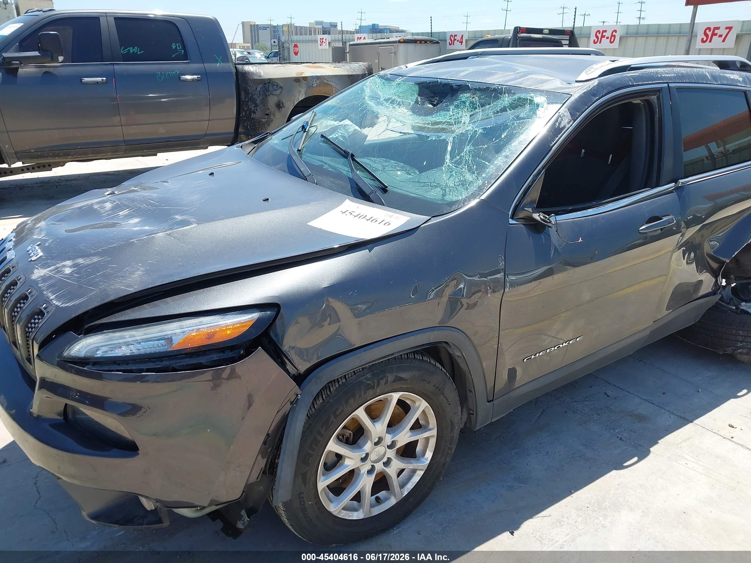 2015 Jeep Cherokee Latitude Gray vin: 1C4PJLCS5FW573038
