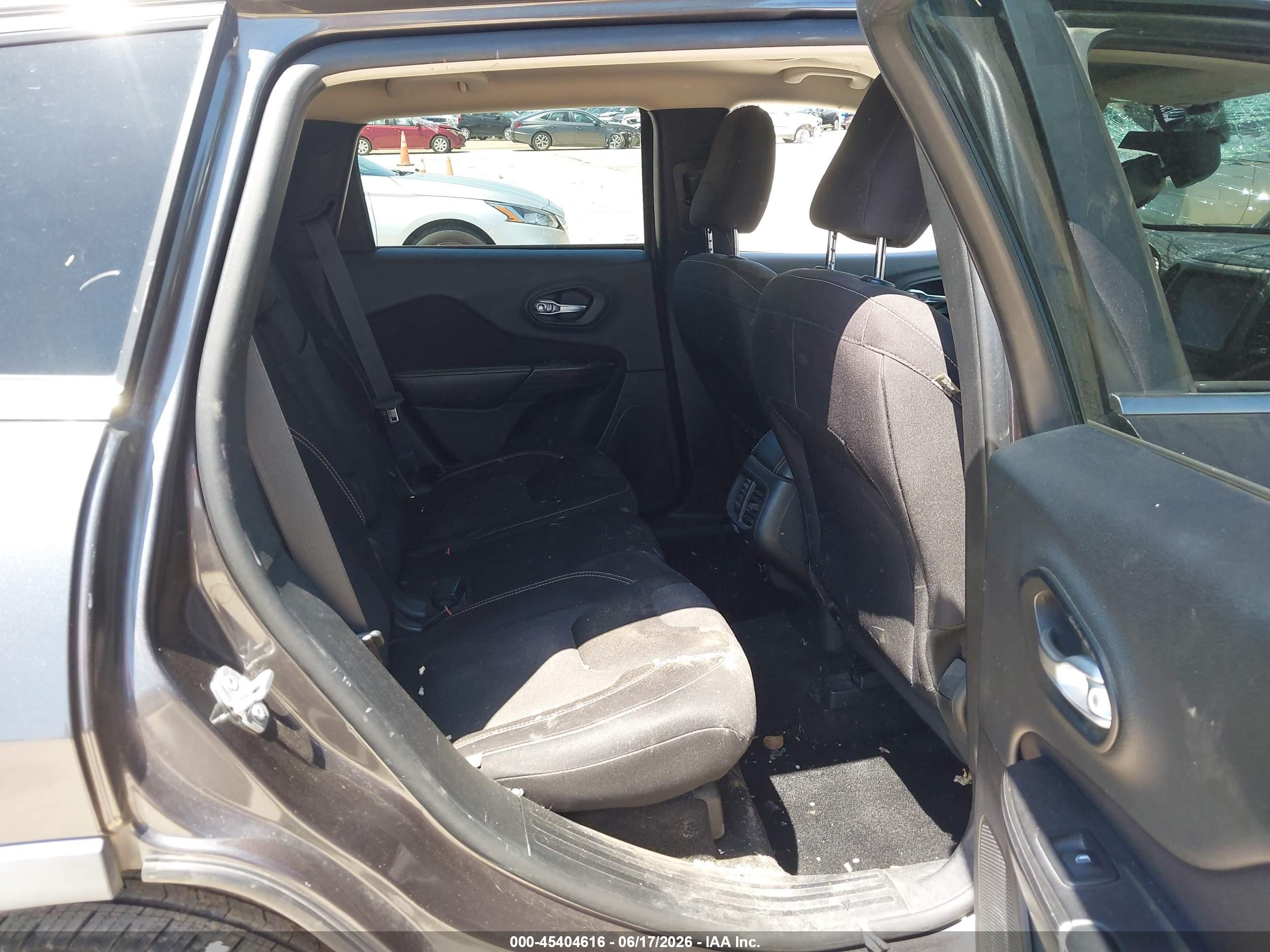 2015 Jeep Cherokee Latitude Gray vin: 1C4PJLCS5FW573038