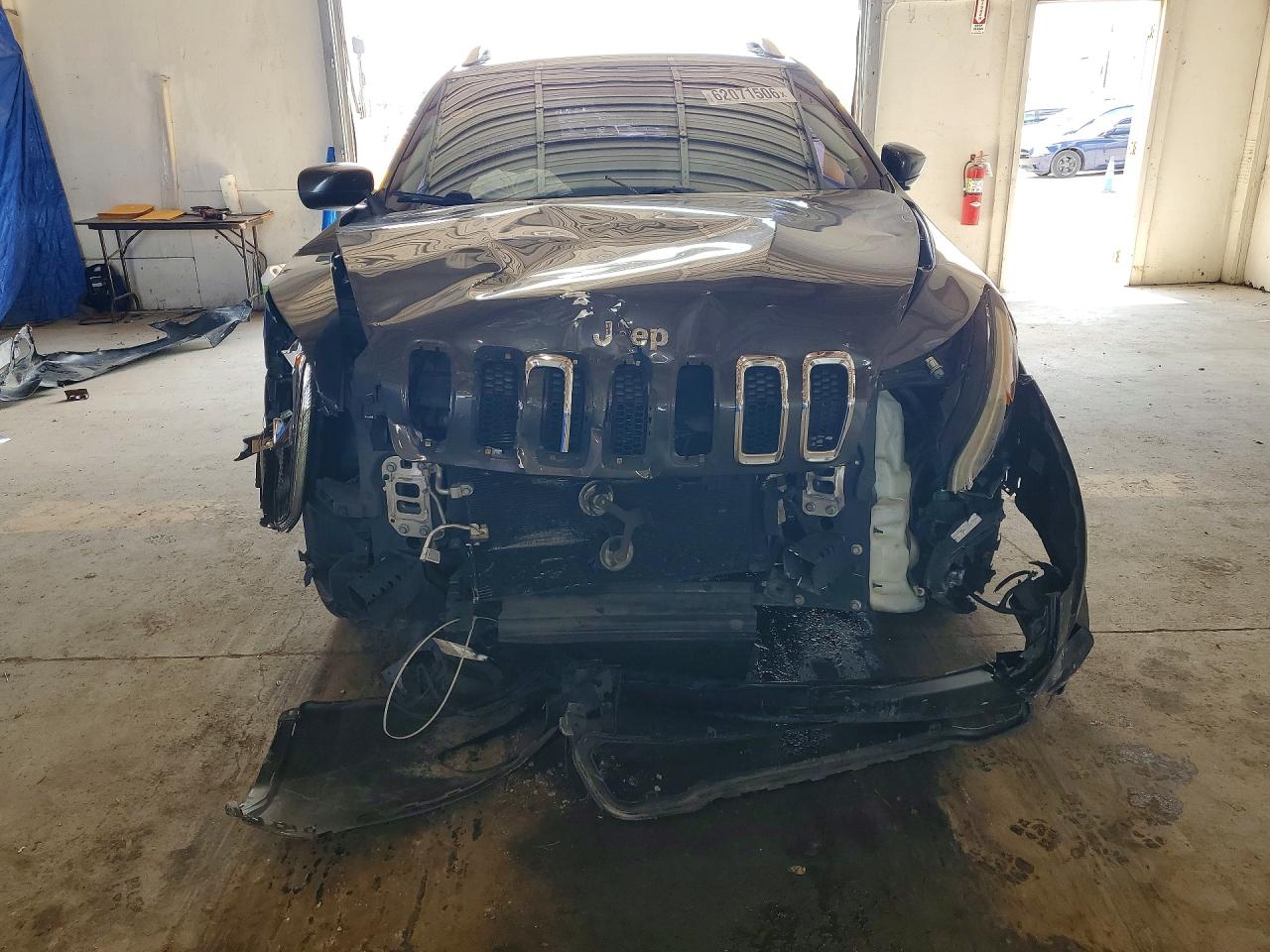 2015 Jeep Cherokee Latitude Gray vin: 1C4PJLCS5FW589692