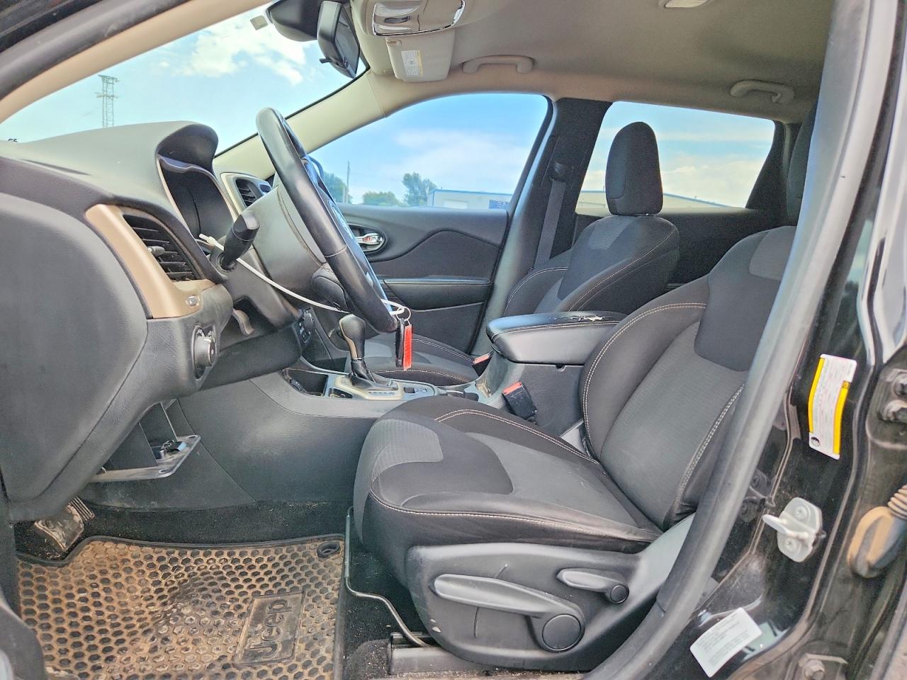 2015 Jeep Cherokee Latitude Black vin: 1C4PJLCS5FW677352