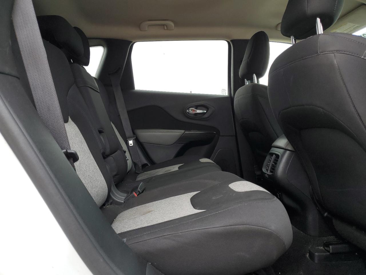 2014 Jeep Cherokee Latitude White vin: 1C4PJLCS6EW102692