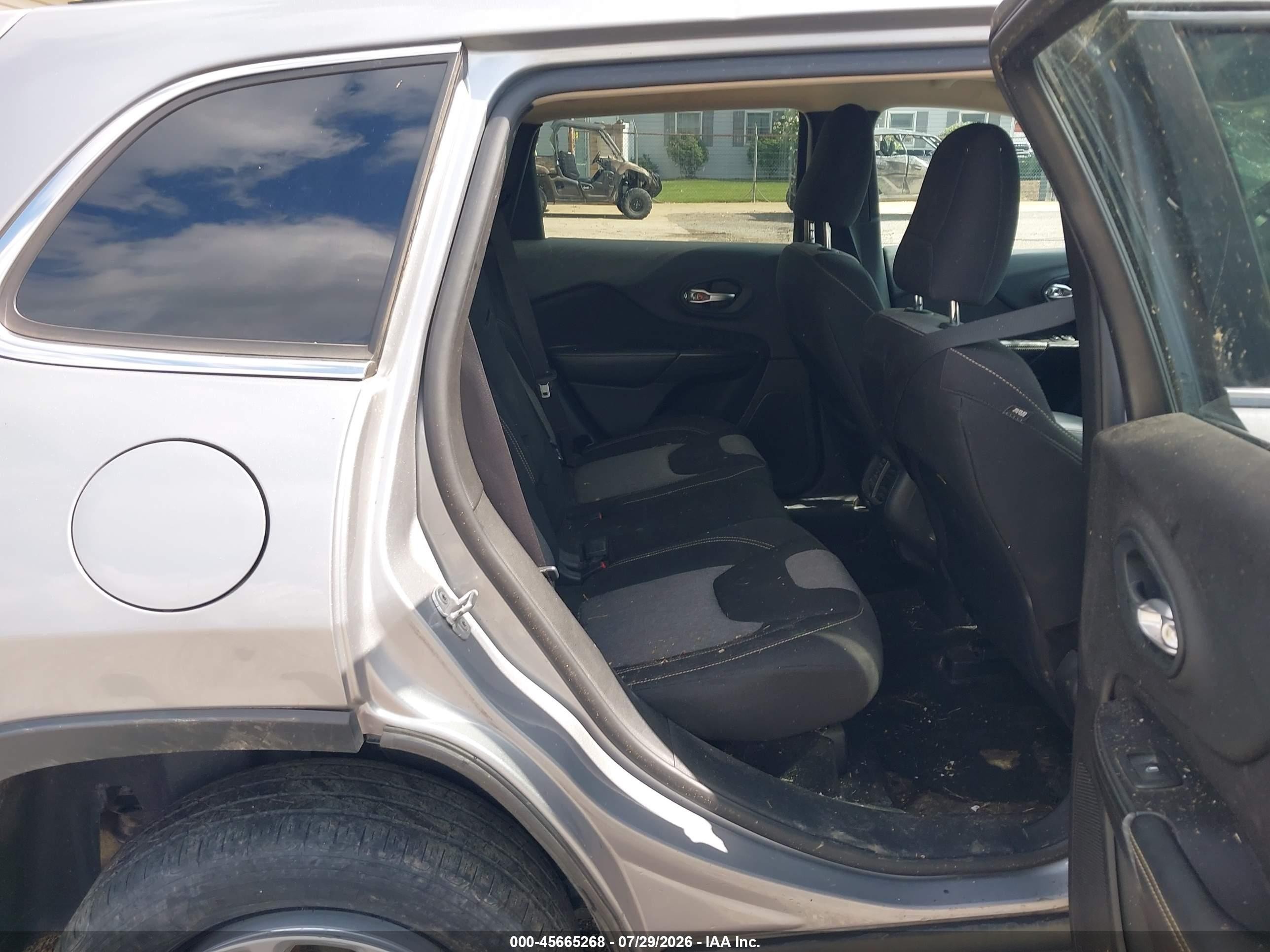 2014 Jeep Cherokee Latitude Серебряный vin: 1C4PJLCS6EW105706