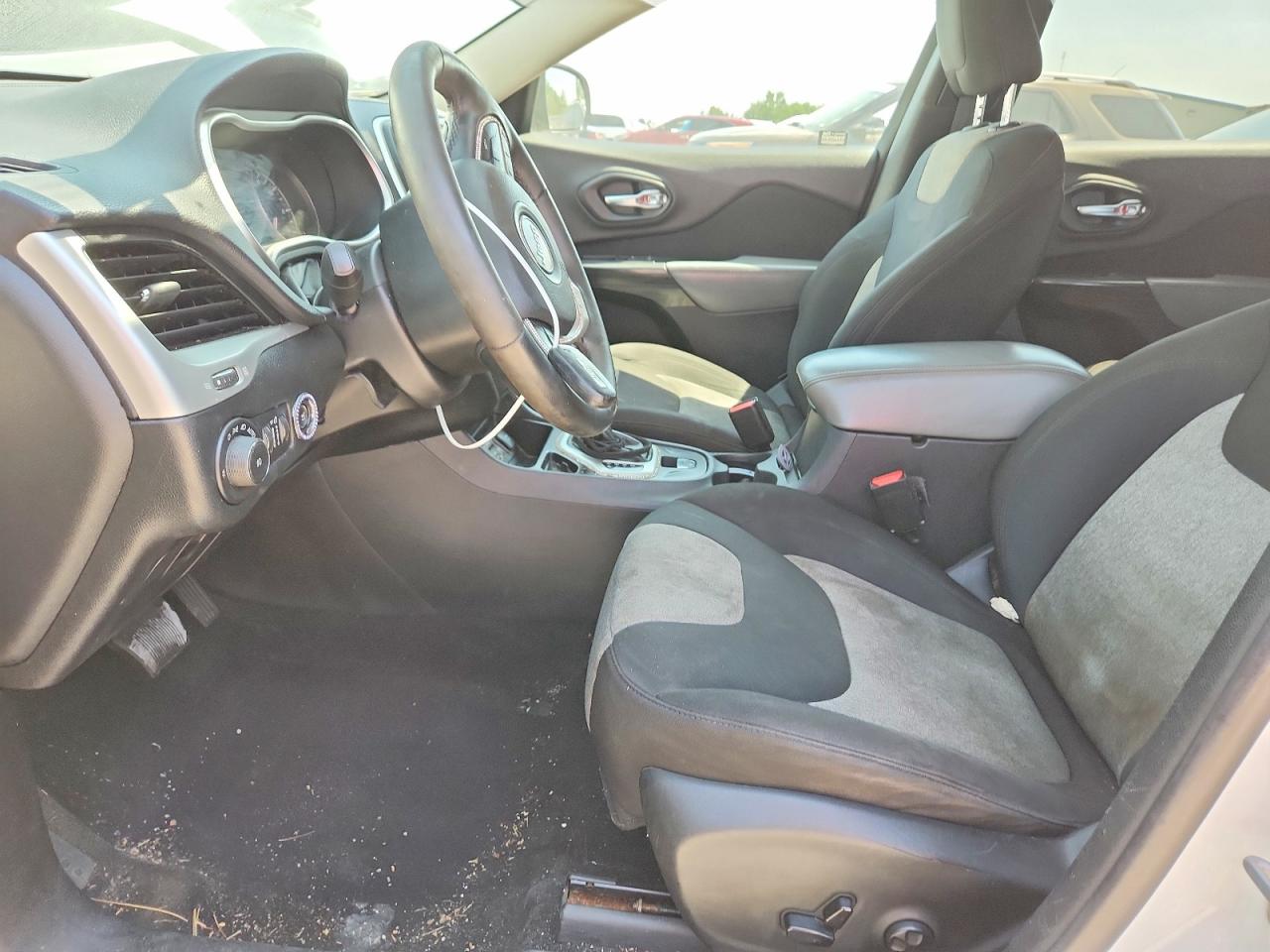2014 Jeep Cherokee Latitude White vin: 1C4PJLCS6EW115720