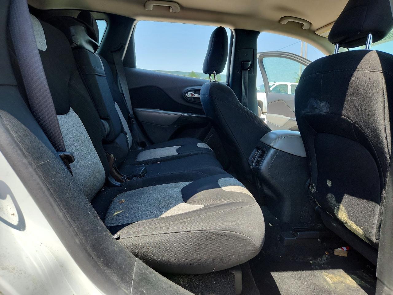 2014 Jeep Cherokee Latitude White vin: 1C4PJLCS6EW115720