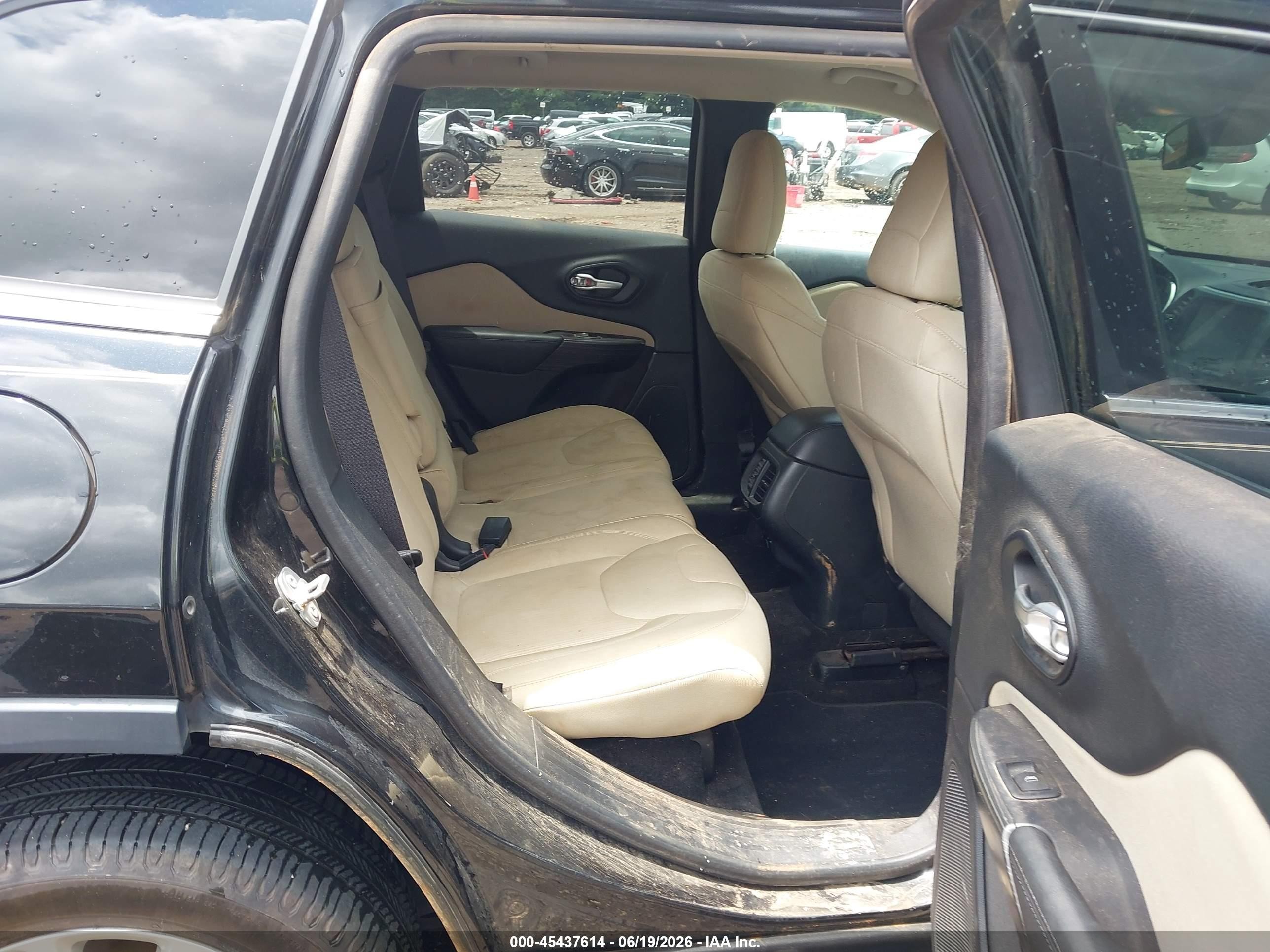 2015 Jeep Cherokee Latitude Black vin: 1C4PJLCS6FW689851