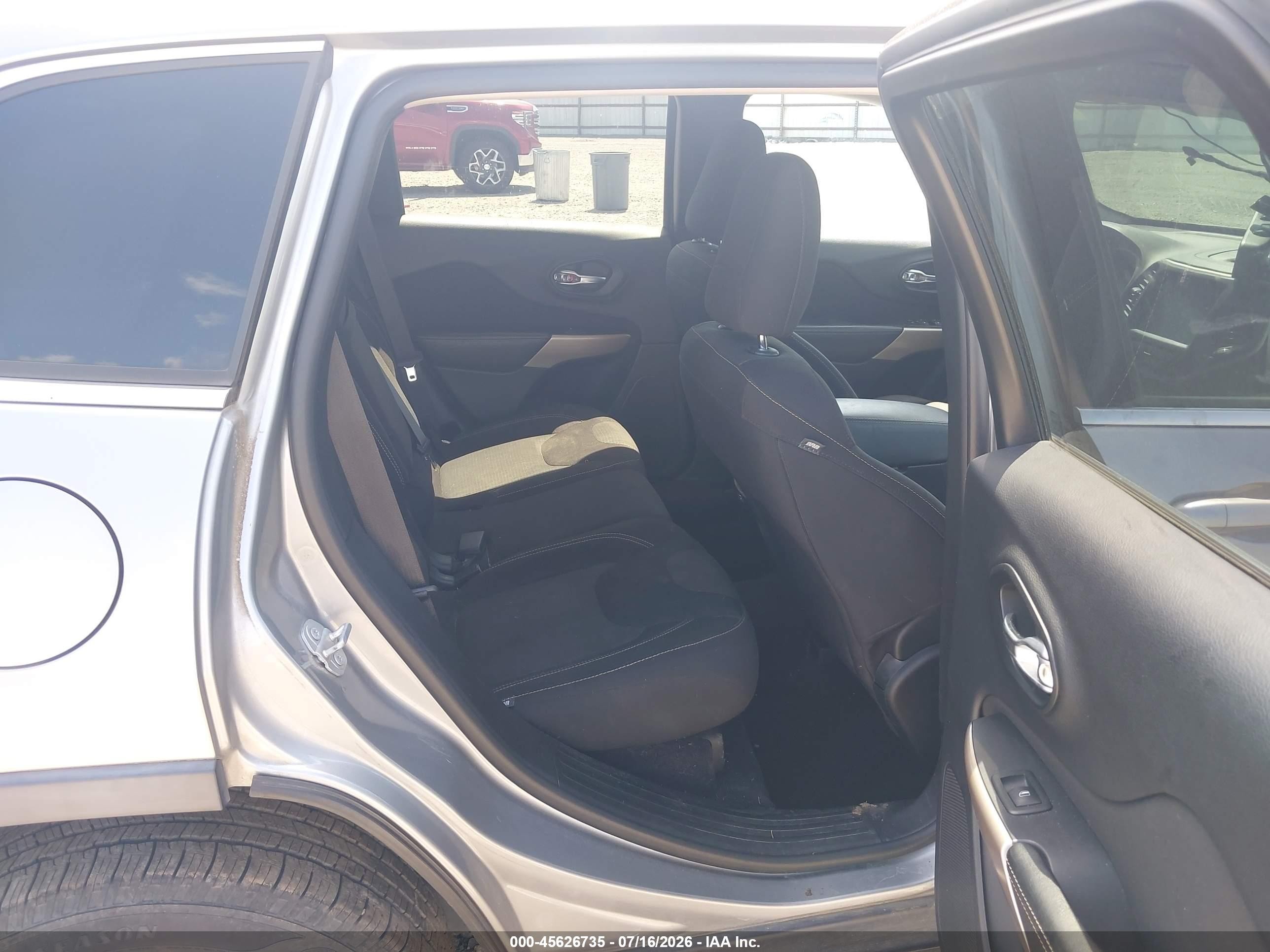2017 Jeep Cherokee Latitude Silver vin: 1C4PJLCS6HW577554