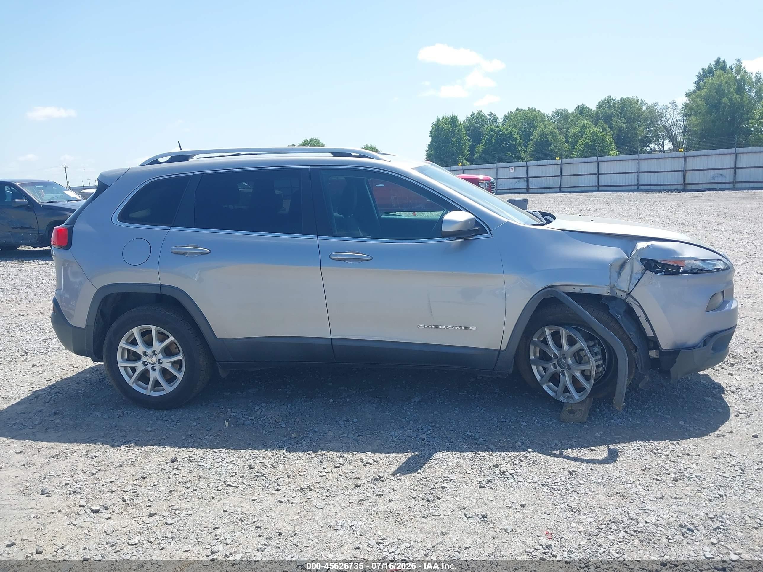 2017 Jeep Cherokee Latitude Silver vin: 1C4PJLCS6HW577554