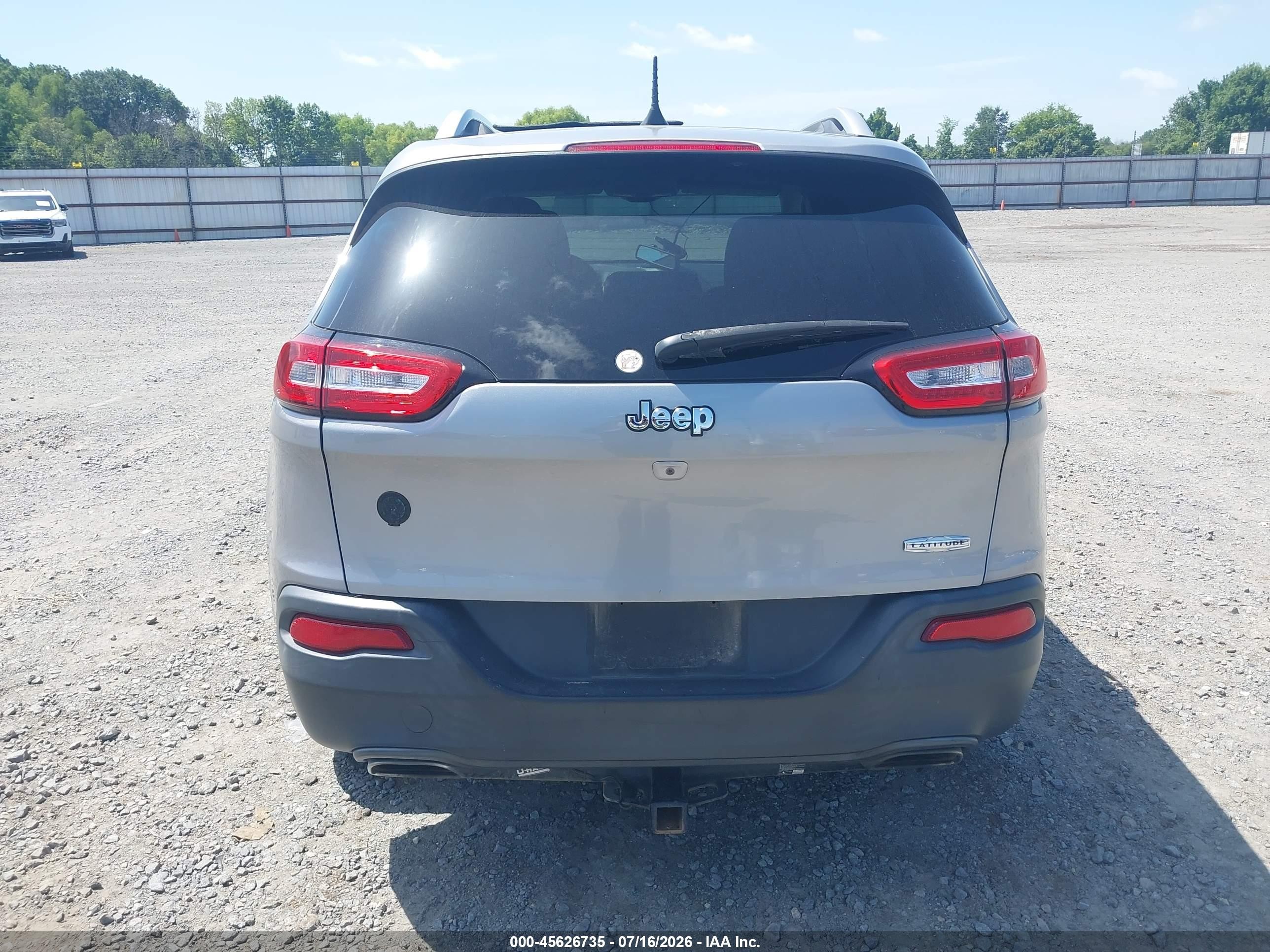 2017 Jeep Cherokee Latitude Silver vin: 1C4PJLCS6HW577554