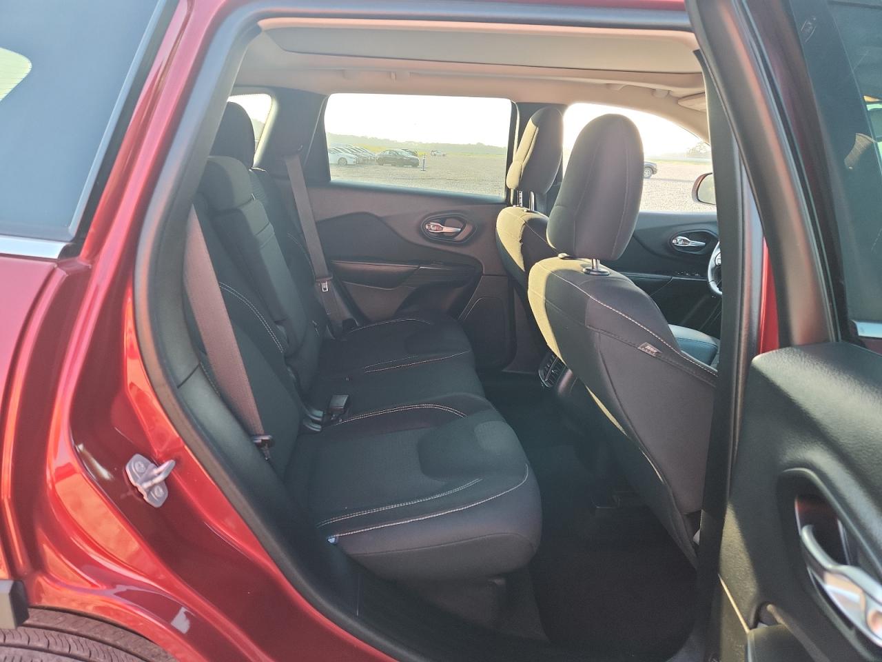 2015 Jeep Cherokee Latitude Burgundy vin: 1C4PJLCS7FW553521