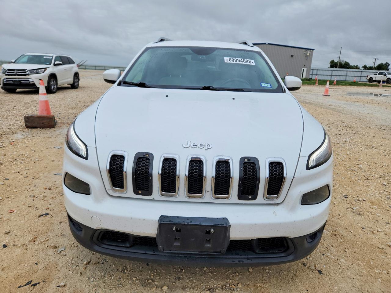 2015 Jeep Cherokee Latitude White vin: 1C4PJLCS8FW612141