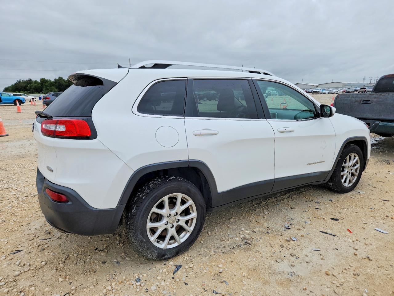 2015 Jeep Cherokee Latitude White vin: 1C4PJLCS8FW612141