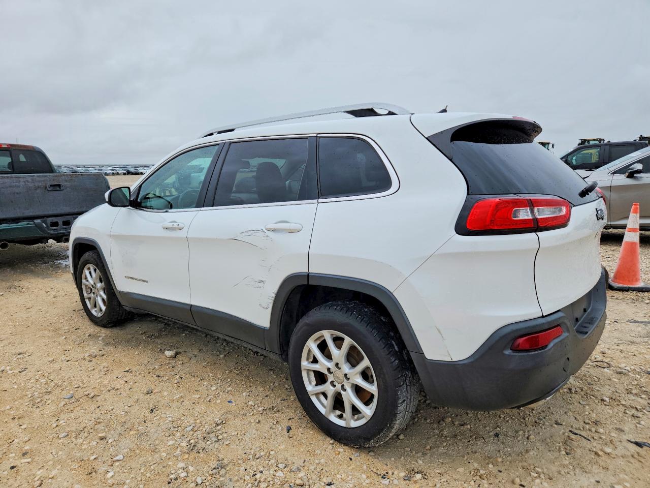 2015 Jeep Cherokee Latitude White vin: 1C4PJLCS8FW612141