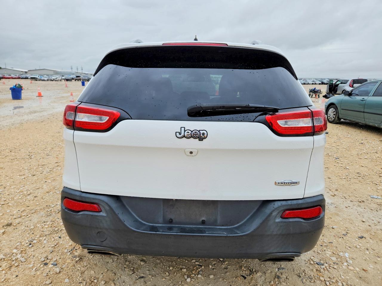 2015 Jeep Cherokee Latitude White vin: 1C4PJLCS8FW612141