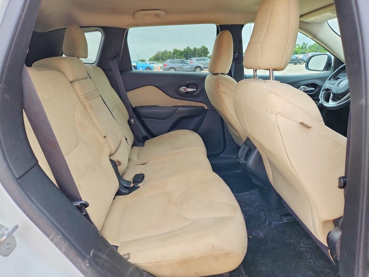 2015 Jeep Cherokee Latitude White vin: 1C4PJLCS8FW612141
